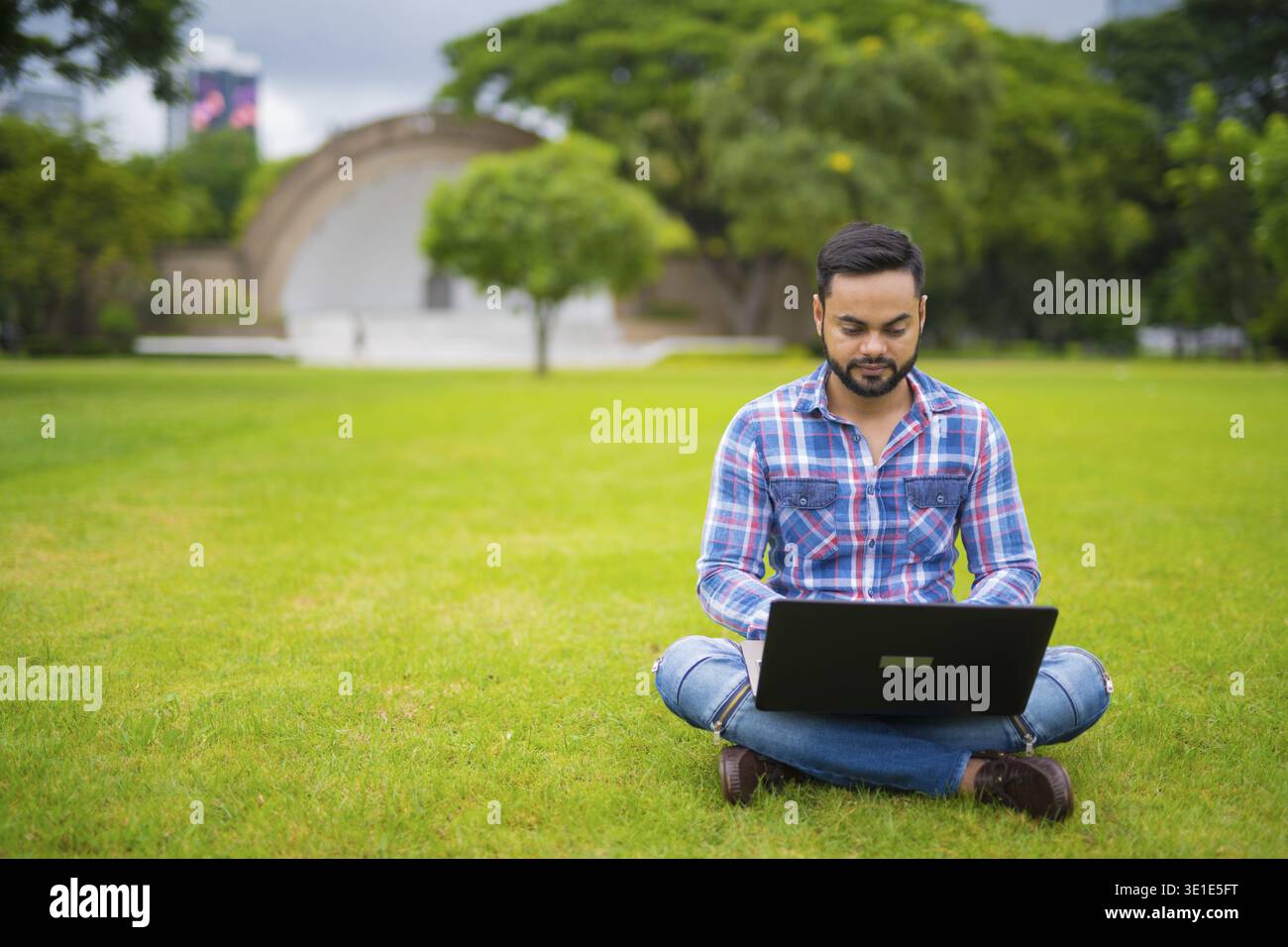 Porträt Des Jungen Gutaussehenden Bärtigen Indianers Im Lumpini Park Stockfoto