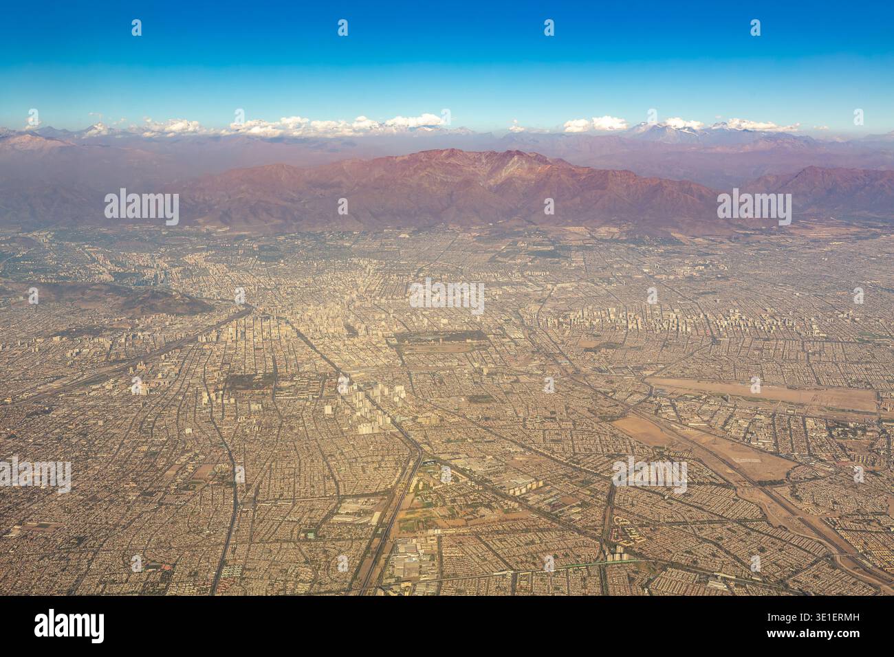 Eine Luftaufnahme von Santiago, Chile, zeigt die Zersiedelung der Stadt vor dem Hintergrund der Anden und veranschaulicht die geographischen s der Stadt Stockfoto