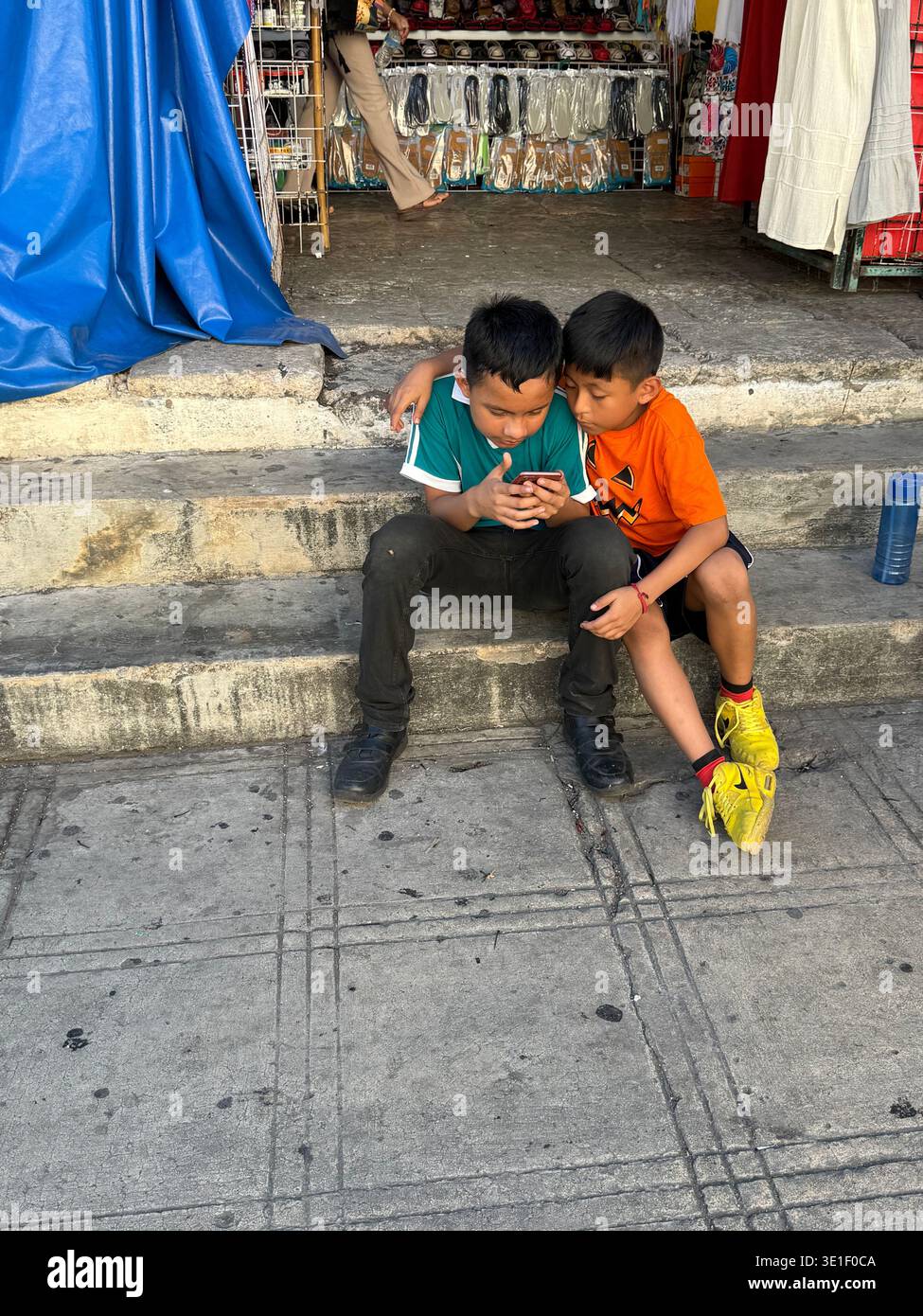 Mexikanische Kinder mit Handy, Merida Mexico - Smartphone-aufgenommenes Stockfoto