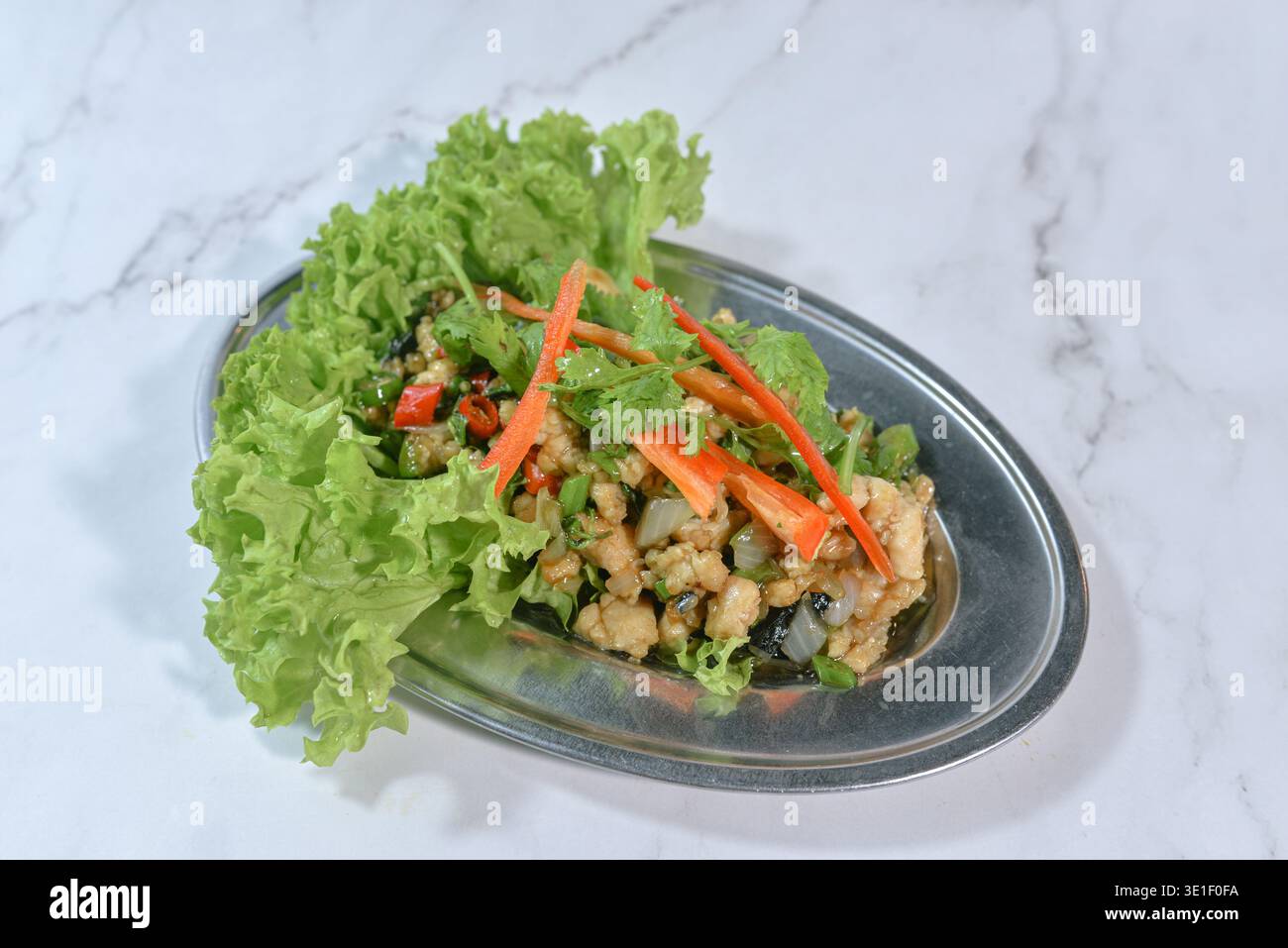 Pad Kra Pao oder Thai Basilikum Stir-Fry. Es ist ein beliebtes, schnelles und würziges thailändisches Gericht mit Fleisch (in der Regel gehacktes Huhn oder Rindfleisch), das mit Knoblauch gebraten wird Stockfoto