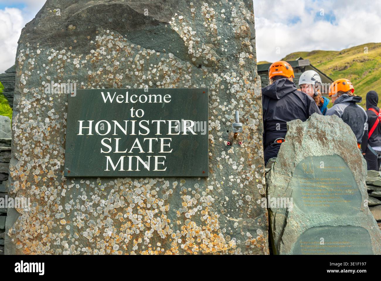 Cumbria, Lake District, England-05. August 2022: Menschen, die Schutzkleidung tragen, treffen sich auf dem Parkplatz und bereiten sich auf die Wanderung vor Stockfoto