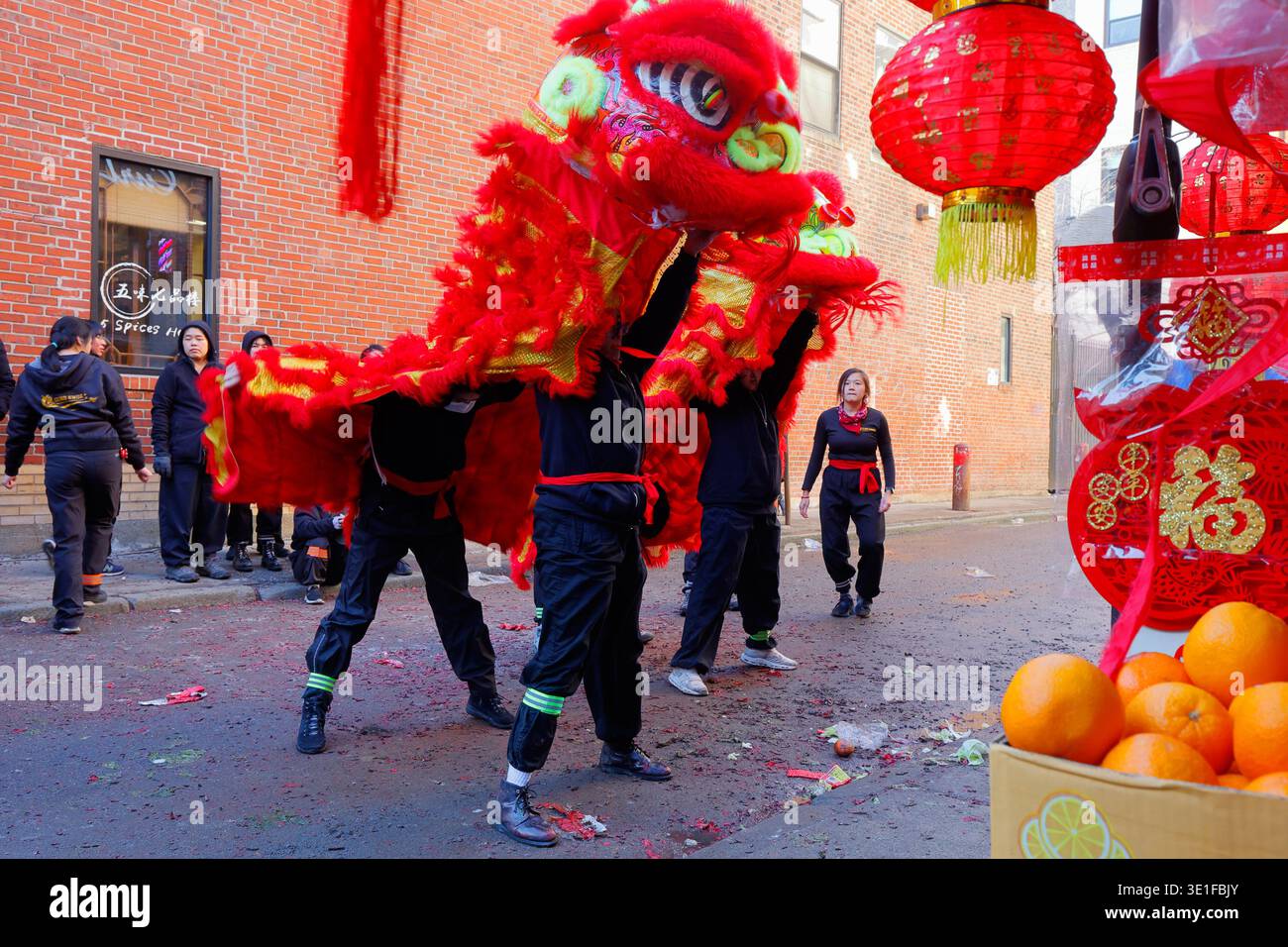 Gung Kwok 巾幗 Asian Women's Lion Dance Truppe in Boston während des Frühlingsfestes, des chinesischen Neujahrs, 1. März 2026. 舞獅, 波士頓 (siehe zusätzliche Details) Stockfoto