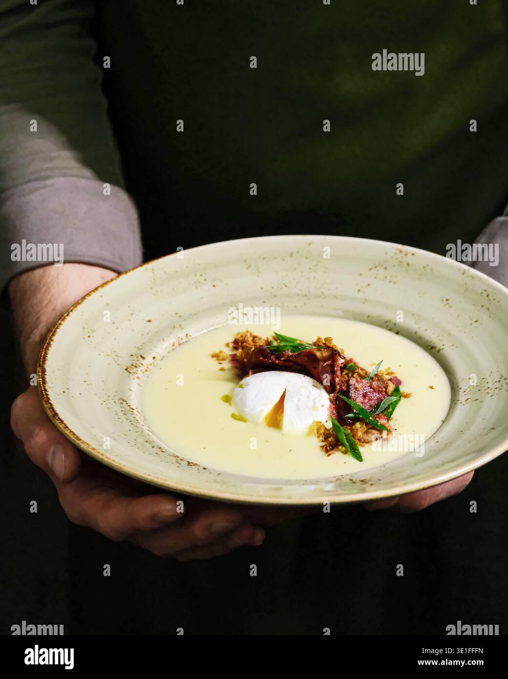 Rustikaler Teller Mit Geschmorten Kurzen Rippchen Und Laufenden Eiern. Nahaufnahme Der Überzogenen Mahlzeit Mit Kräutern Und Zartem Fleisch Stockfoto