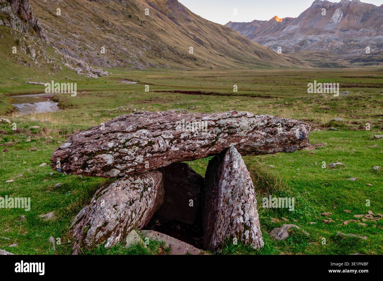 Dolmen von Achar de Aguas Tuertas , Aguas Tuertas dolmen, Guarrinza, Tal von Hecho, westliche Täler, Pyrenäengebirge, Provinz Huesca, Ara Stockfoto