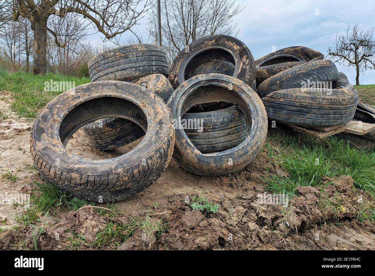 Ein Stapel alter Reifen, die in der Donau abgeladen wurden. Illegale Abfallentsorgung und Umweltverschmutzung Stockfoto