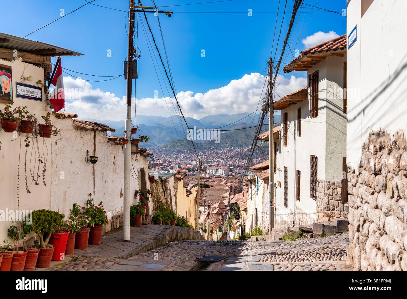 Cusco, Peru - 22. März 2025: Blick auf die Pumacurco Straße im historischen Zentrum von Cusco Stockfoto