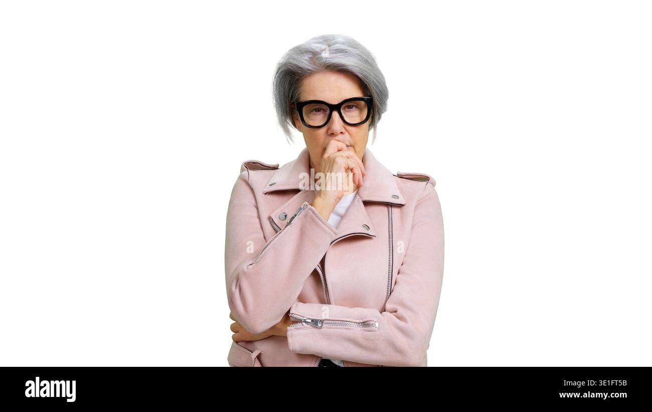Reife Frau, die ernsthaft denkt, Hand am Kinn, Brille trägt Stockfoto
