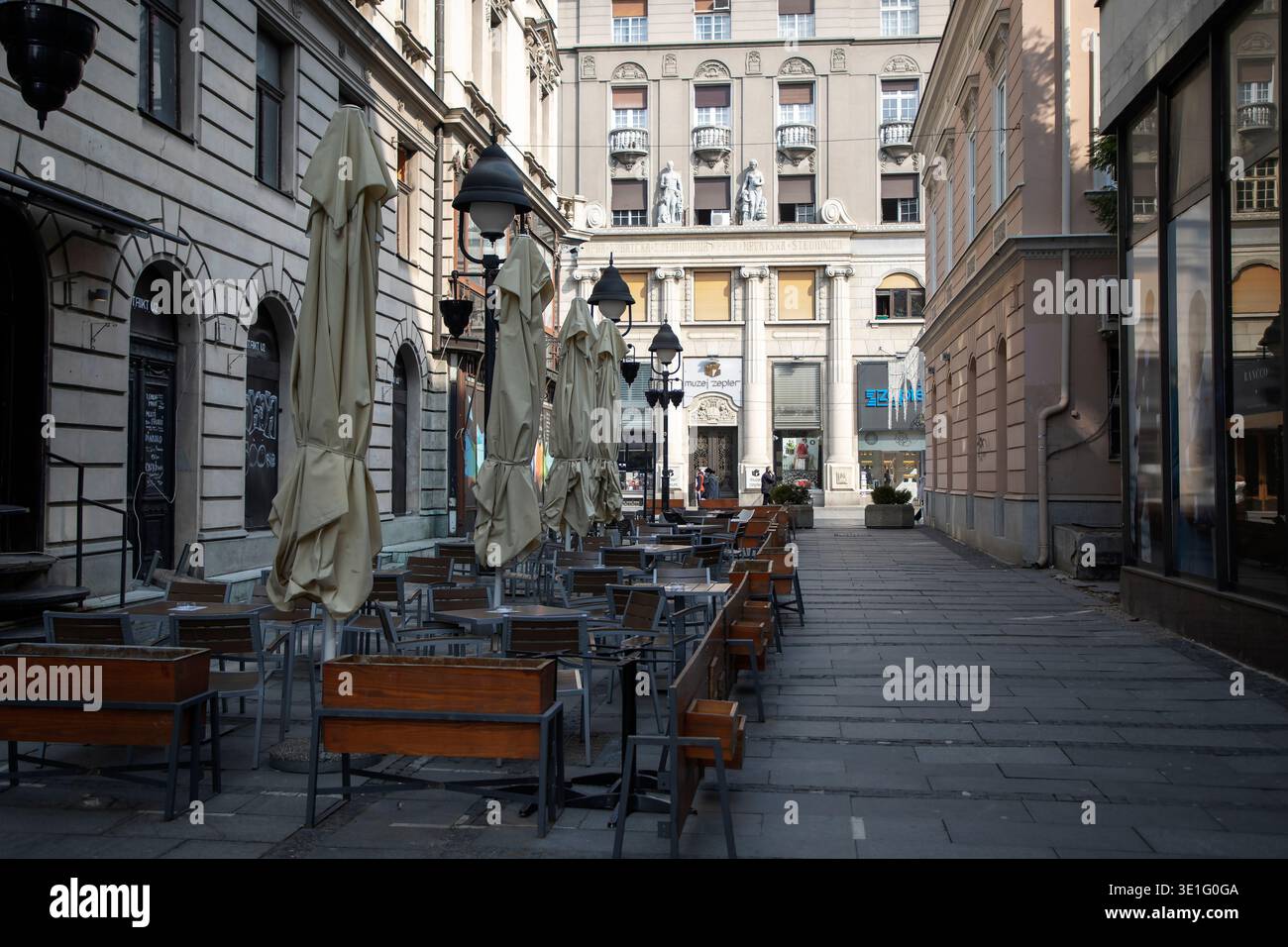 Die Straße Uskočka mit leeren Cafés im Freien führt zur Fußgängerzone Knez Mihailova in Belgrad, Serbien, Frühjahrsszene. Stockfoto