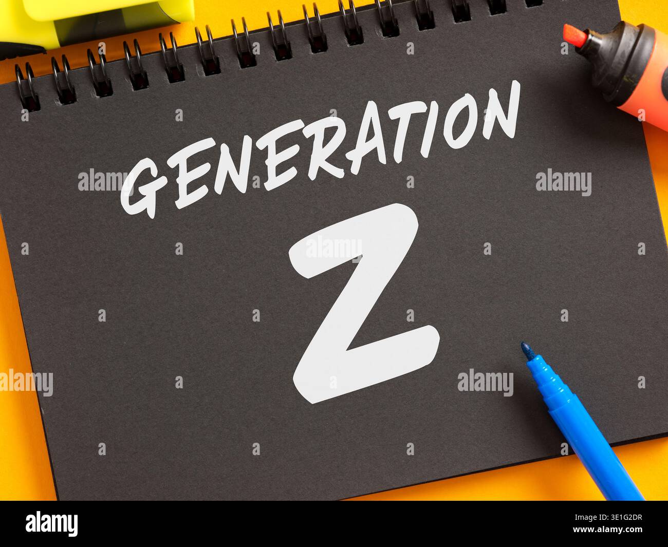 Generation Z auf einem schwarzen Notizbuch geschrieben, das Jugendkultur, soziale Auswirkungen und zukünftige Verbrauchertrends symbolisiert Stockfoto