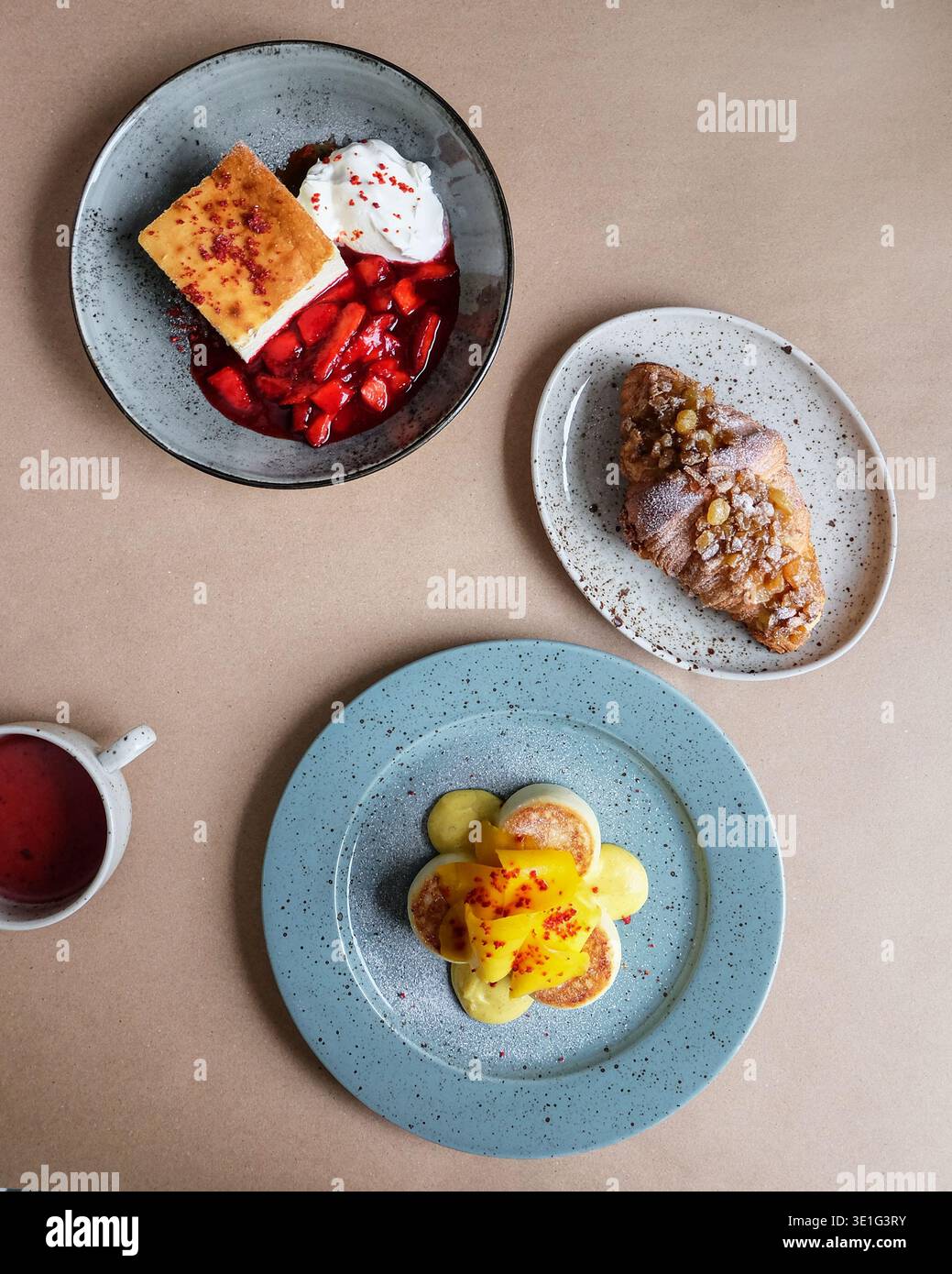 Brunch - Gemeinsames Erlebnis. Leute Teilen Sich Verschiedene Brunch-Gerichte An Einem Dekorierten Gemeinschaftstisch Stockfoto