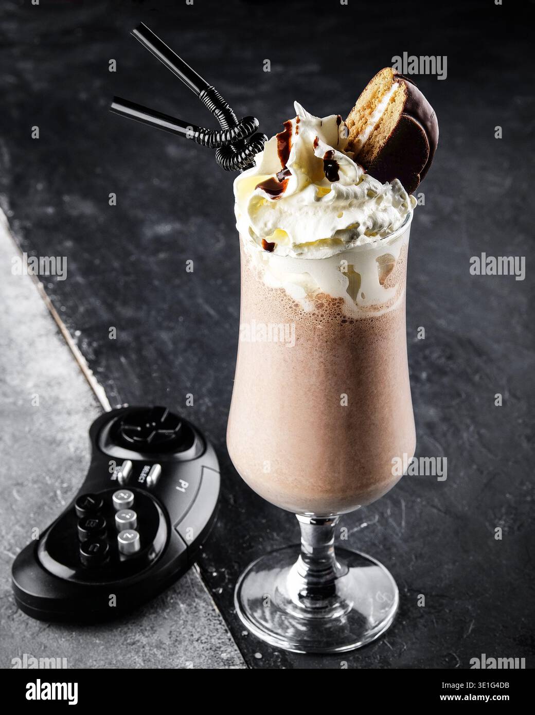 Cremiger Milchshake Garniert Mit Schlagsahne Und Cookies Im Nostalgischen Diner Style Stockfoto