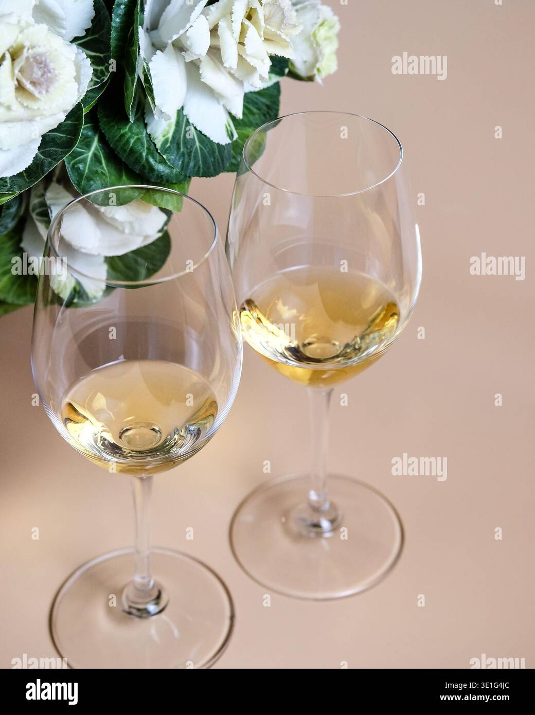 Schicke Umgebung Mit Eleganten Flaschen Und Lebendiger Blumendekoration Für Festliche Anlässe Stockfoto