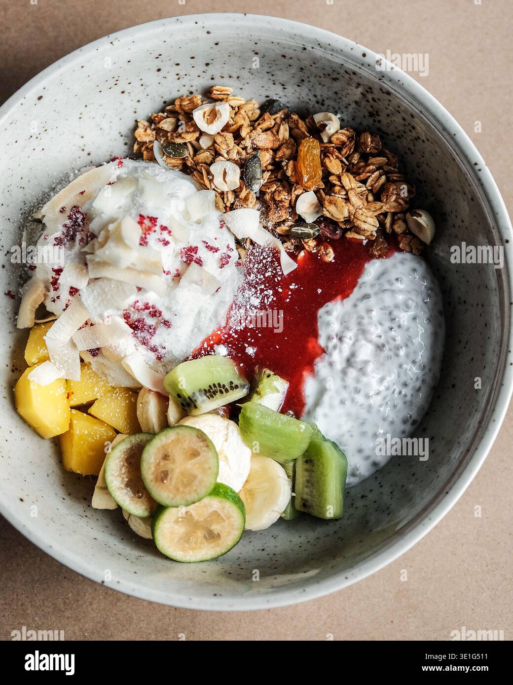 Cremiger Joghurt Mit Frischem Obst. Erfrischende Joghurtschale Mit Tropischem Obst Und Knusprigen Clustern Stockfoto