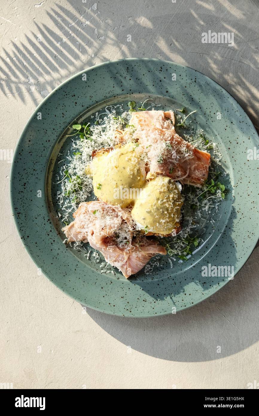 Helles Ambiente Im Freien, Das Den Zarten Lachs Sowie Herzhafte Kartoffelknödel Und Lebendige Kräuter Hervorhebt Stockfoto