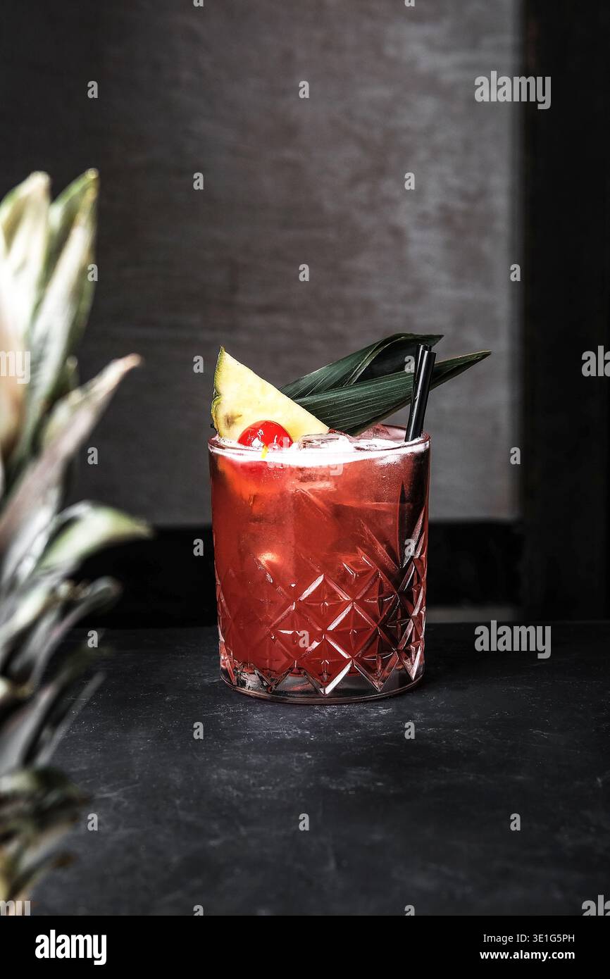 Heller Ananas-Iced-Cocktail. Farbenfroher Tropischer Cocktail Mit Hibiscusinused, Eis Und Garnelen Stockfoto