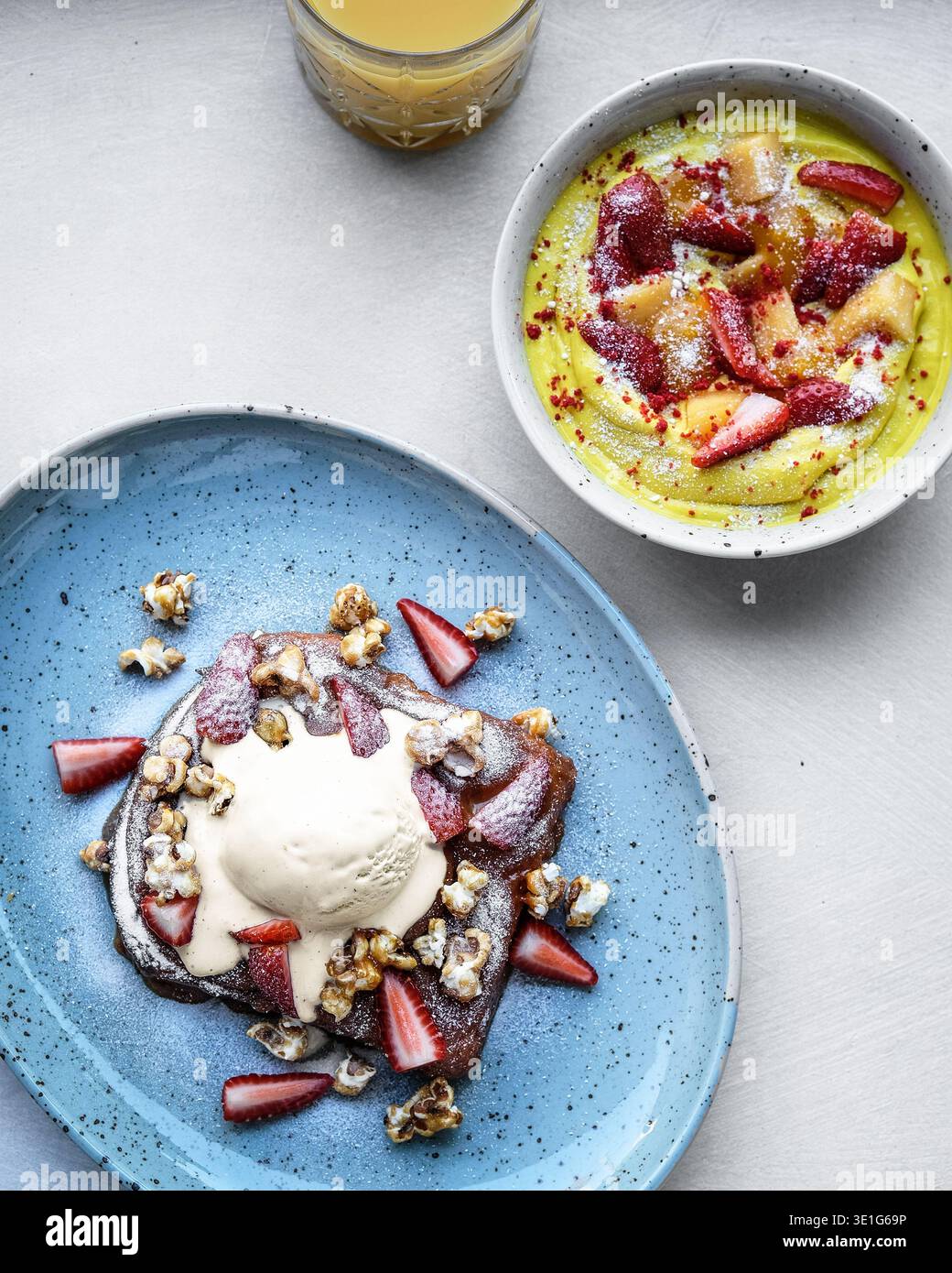 Jogurt Beere Delight. Frisches Obst Und Nuss-Parfait. Cremige Molkerei Mit Crunchy Berry Toppings Und Honig Stockfoto