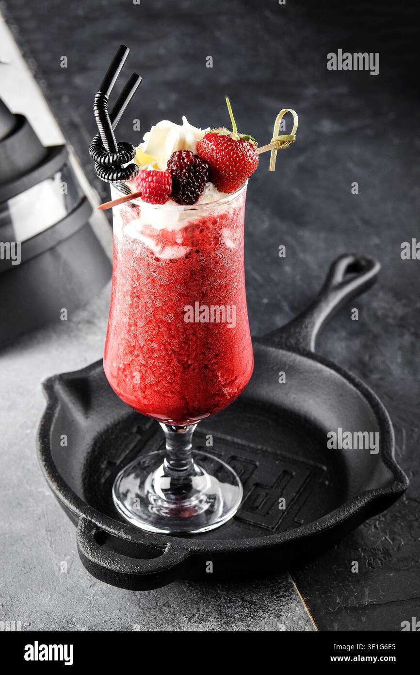 Gefrorener Beerencocktail Mit Belag. Gekühlter Cocktail Mit Gemischter Beere, Serviert Mit Obst Und Creme Stockfoto