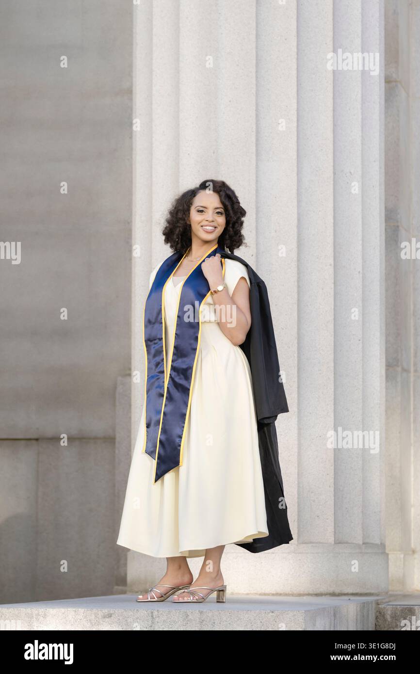 Selbstbewusster Berkeley-Absolvent bei Classical Campus Columns Stockfoto