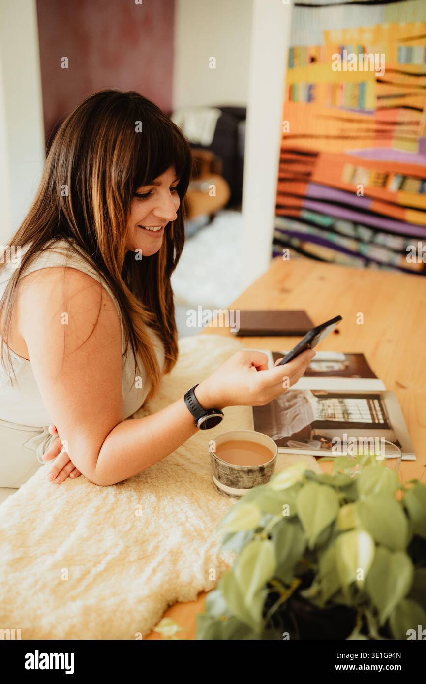 Frau, die von zu Hause aus in einer gemütlichen Umgebung arbeitet Stockfoto