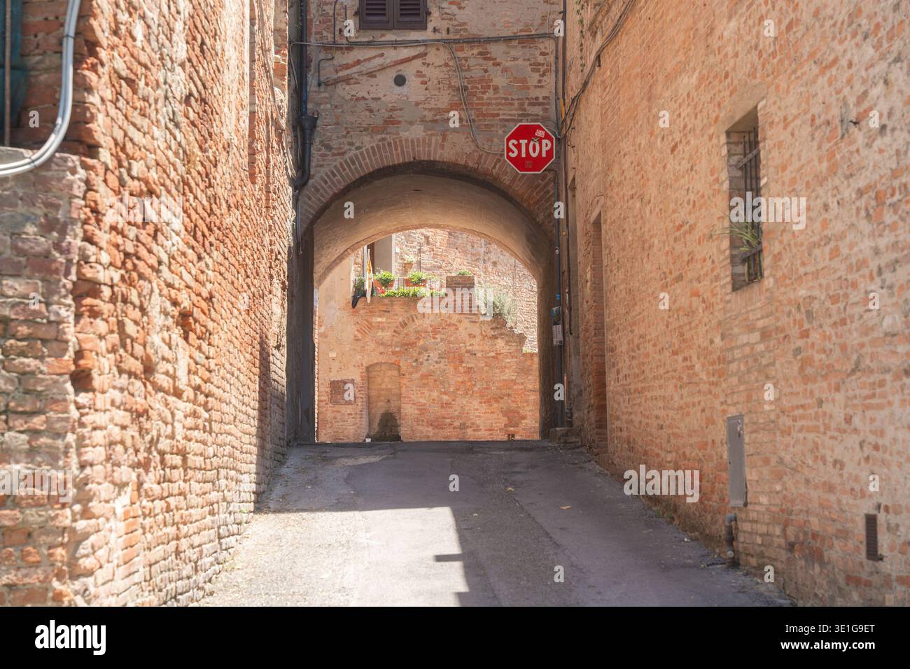 Architektonische Oberflächendetails mit Ziegelmauerwerk und verwitterten Materialien. Visual unterstützt Bauerziehung, Kommunikation über Kulturerbe, Urban Stockfoto