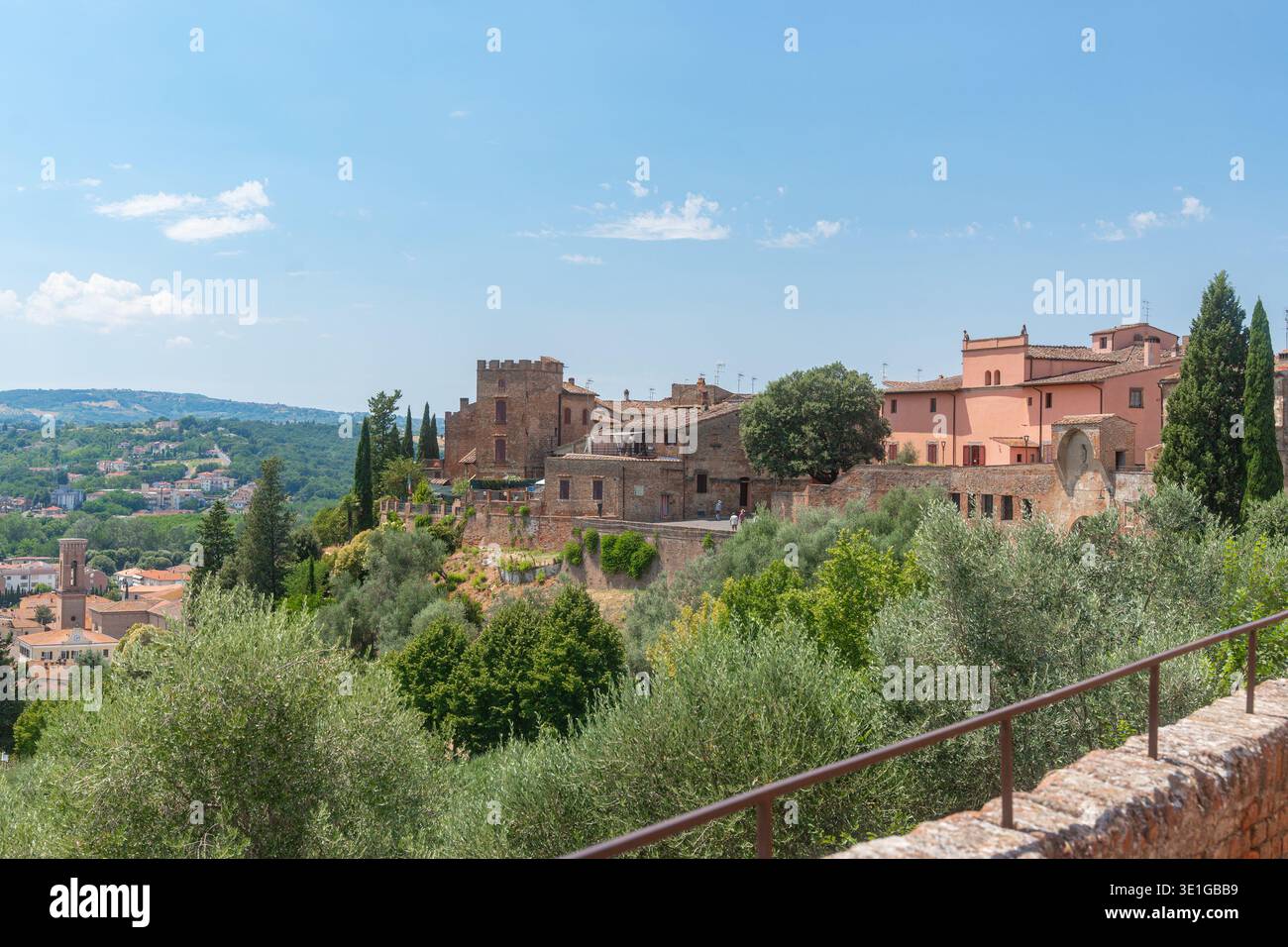 Panoramablick auf die europäische Stadt und ländliche Landschaft unter klarem Himmel. Visuell geeignet für Destination Branding, Lifestyle Storytelling, Editorial Stockfoto