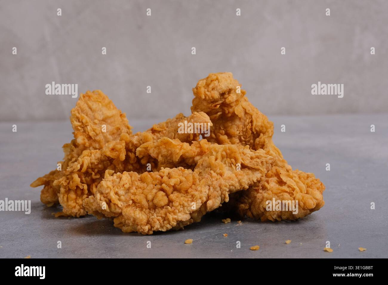 Homestyle Crispy Chicken Präsentation. Behagliches Südliches Rezept Mit Crunchy Coating Und Warmer Atmosphäre Stockfoto