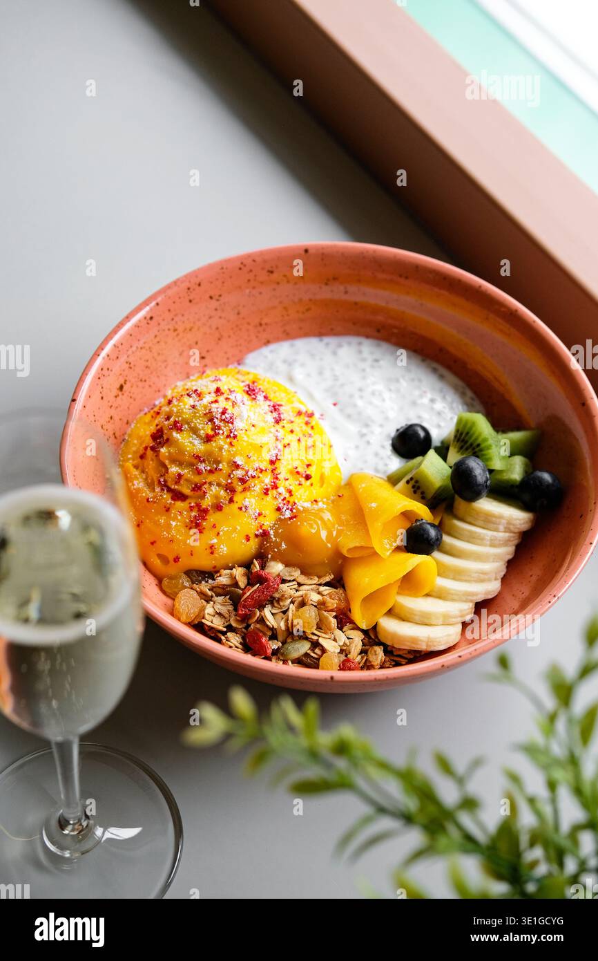 Köstliches Gesundes Frühstück. Farbenfrohe Und Lebendige Szene Mit Gesunden Lebensmitteln Und Hauch Von Feiern Stockfoto