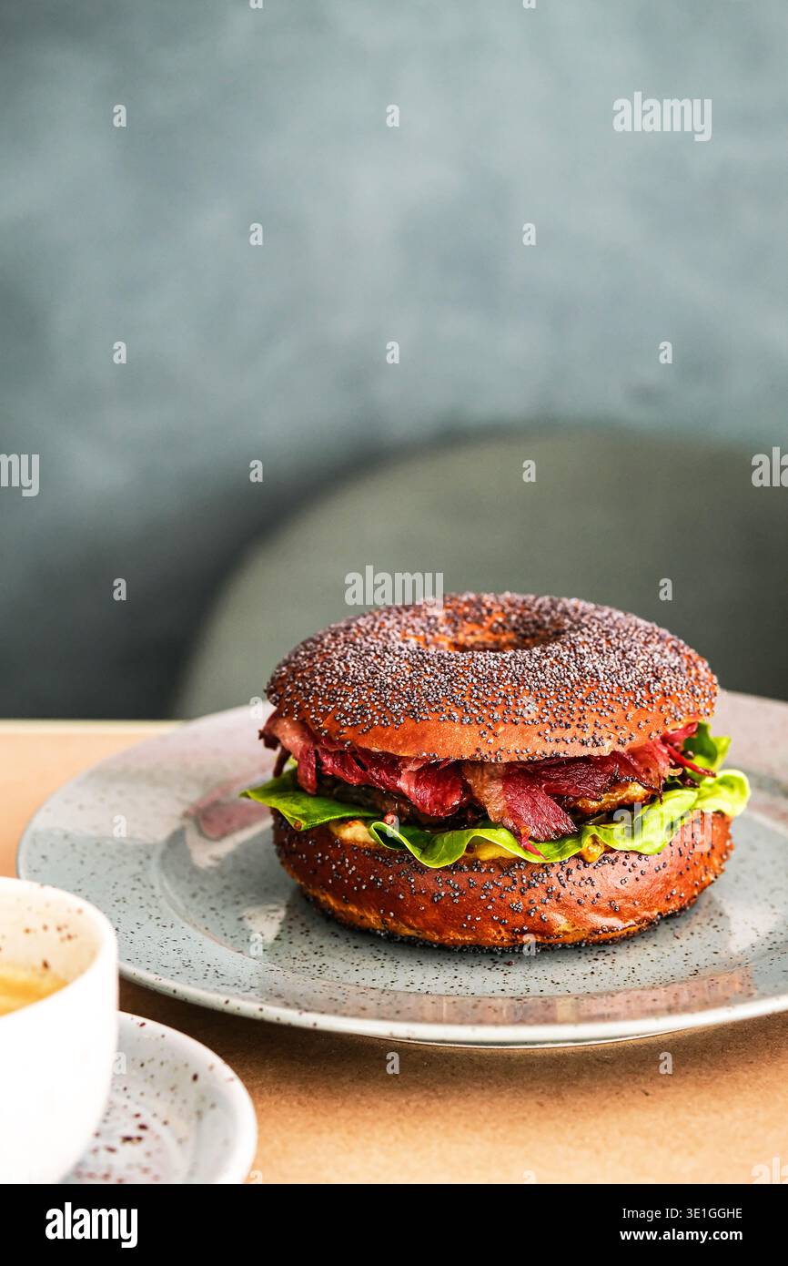 Köstliches Frühstück Mit Sandwiches. Cremiger Käse Geschmolzen Über Knusprigem Speck Auf Weichem Brot Stockfoto