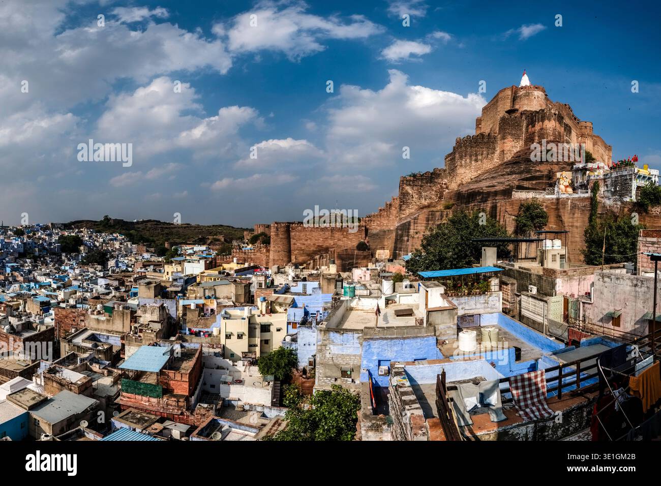 Das historische Mehrangarh Fort thront über der Zersiedelung von Jodhpur mit den berühmten blauen Häusern der Altstadt, die in der Ferne sichtbar sind. Stockfoto