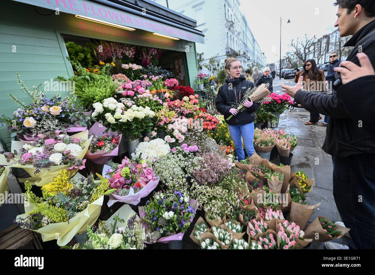 The Flower Stand Notting Hill, 15 Elgin Crescent, London, Großbritannien. März 2026. / Die Mitarbeiter am Notting Hill Flower Stand sind immer bemüht, die Gäste zu bedienen Stockfoto