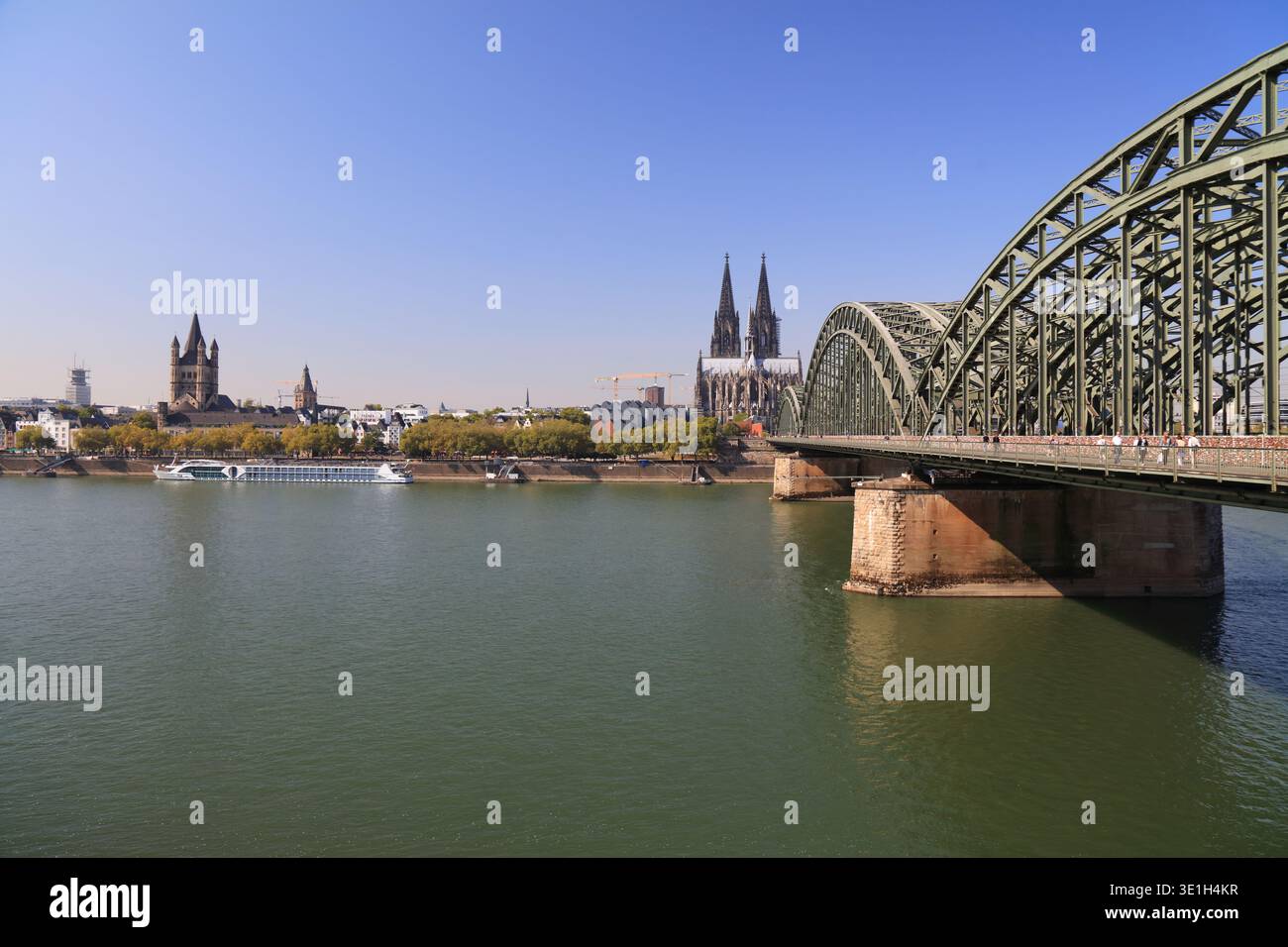 Eisenbahnbrücke in Köln, Deutschland. Hohenzollernbrücke in Köln. Stockfoto