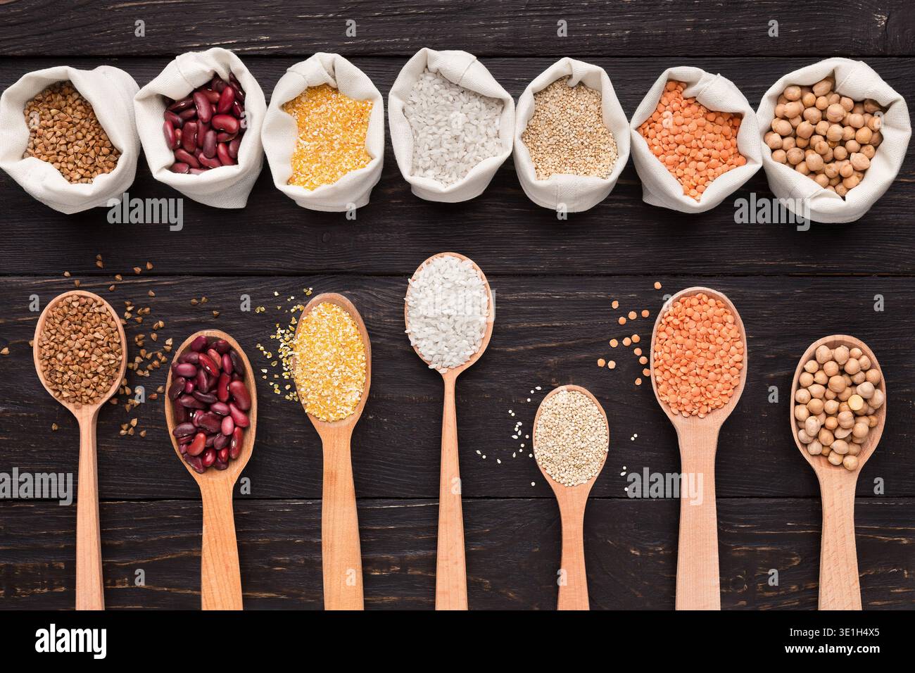 Verschiedene glutenfreie Körner in Stoffbeuteln und Löffeln Stockfoto