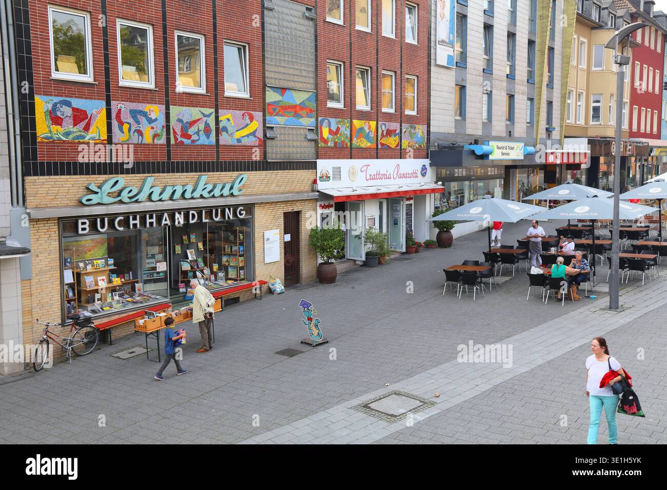 WITTEN, DEUTSCHLAND - 16. SEPTEMBER 2020: Besucher besuchen den Rathausplatz in der Innenstadt von Witten. Witten ist eine Großstadt in Nordrhein-Westpha Stockfoto
