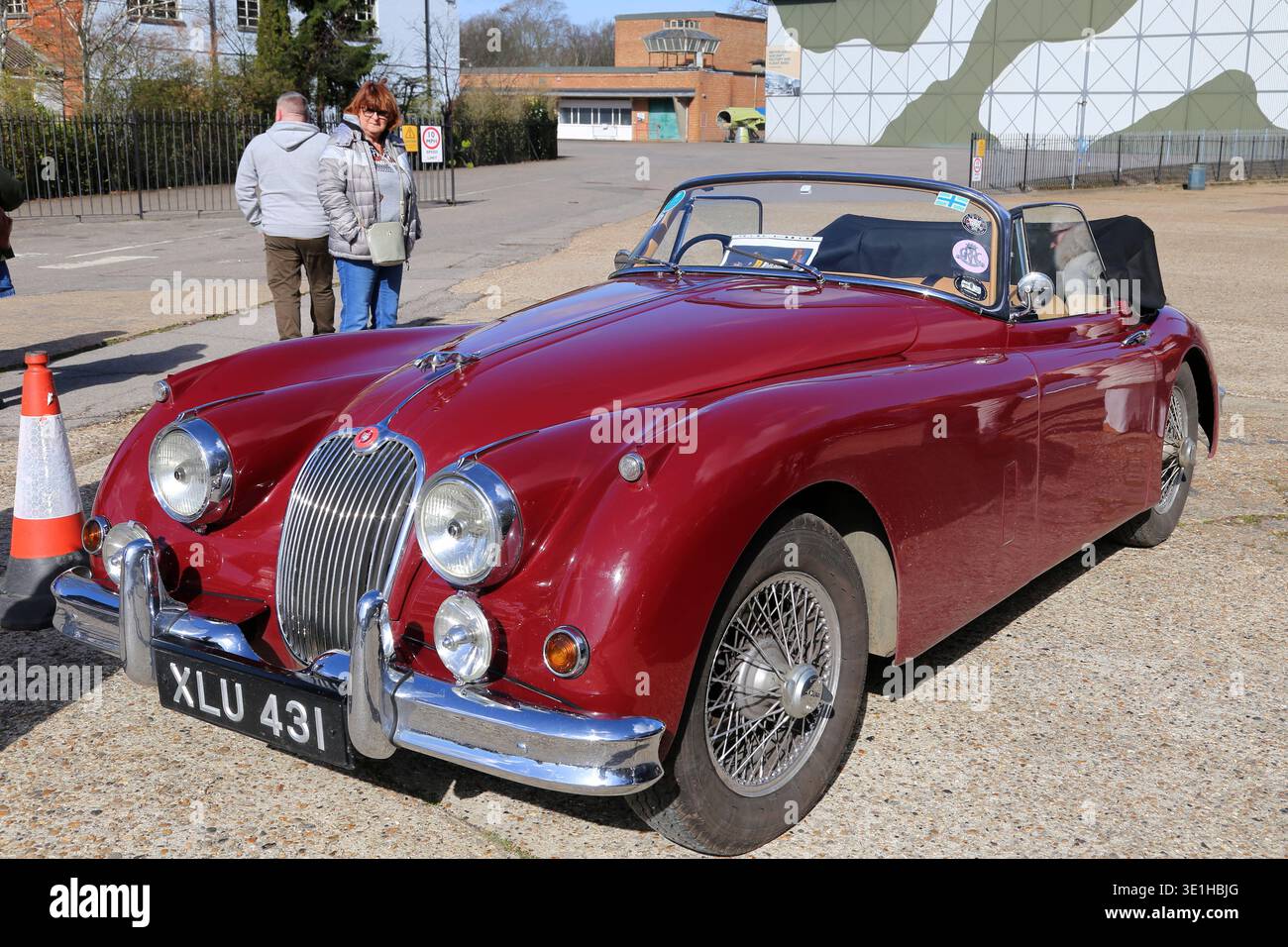 Jaguar XK150 3,4 DHC (1959) und Daimler Sovereign 4,2 (1969), Jaguar Breakfast Club, 14. März 2026, Brooklands Museum, Weybridge, Surrey, England, Großbritannien Stockfoto