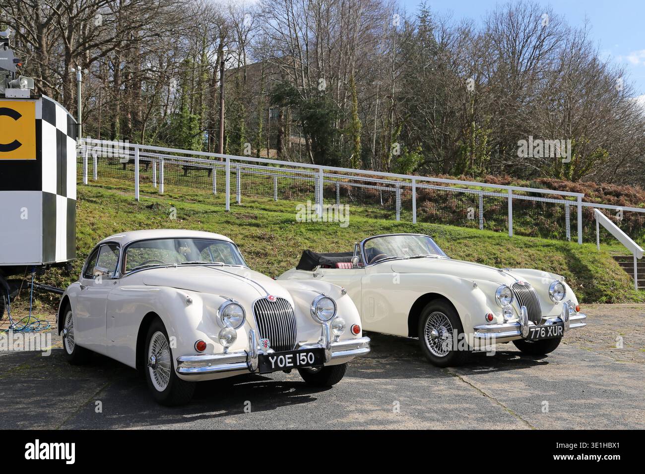 Jaguar XK150s - Coupe (1959) und Drophead Coupe (1958), Jaguar Breakfast Club, 14. März 2026, Brooklands Museum, Weybridge, Surrey, England, Großbritannien Stockfoto