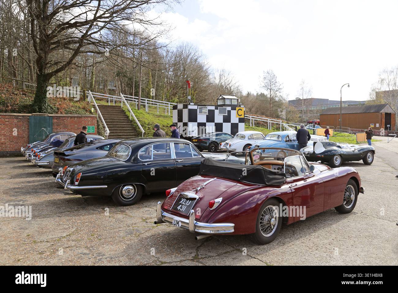 Jaguar XK150 3,4 DHC (1959) und Daimler Sovereign 4,2 (1969), Jaguar Breakfast Club, 14. März 2026, Brooklands Museum, Weybridge, Surrey, England, Großbritannien Stockfoto