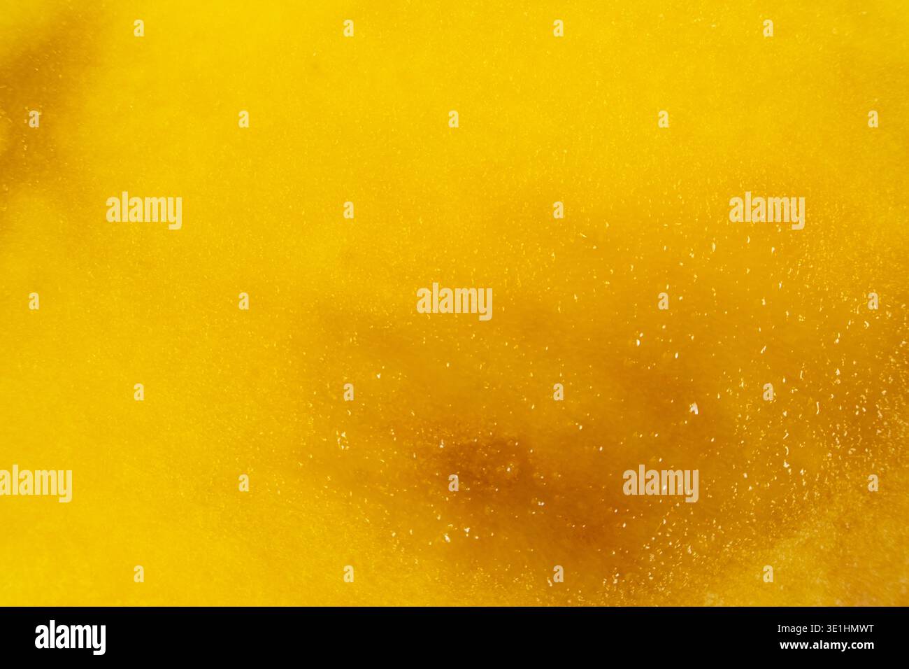 Textur von sehr Reifen Mangobrüchten mit süßem saftigem Fruchtfleisch. Abstrakter Fruchthintergrund. Stockfoto