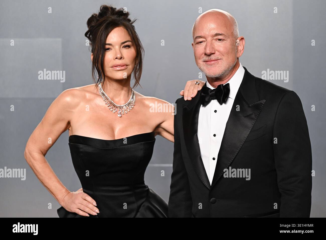 Los Angeles, USA. März 2026. Laura Sanchez und Jeff Bezos kommen bei der Vanity Fair Oscar Party, den David Geffen Galeries, LACMA. Quelle: Doug Peters/EMPICS/Alamy Live News Stockfoto