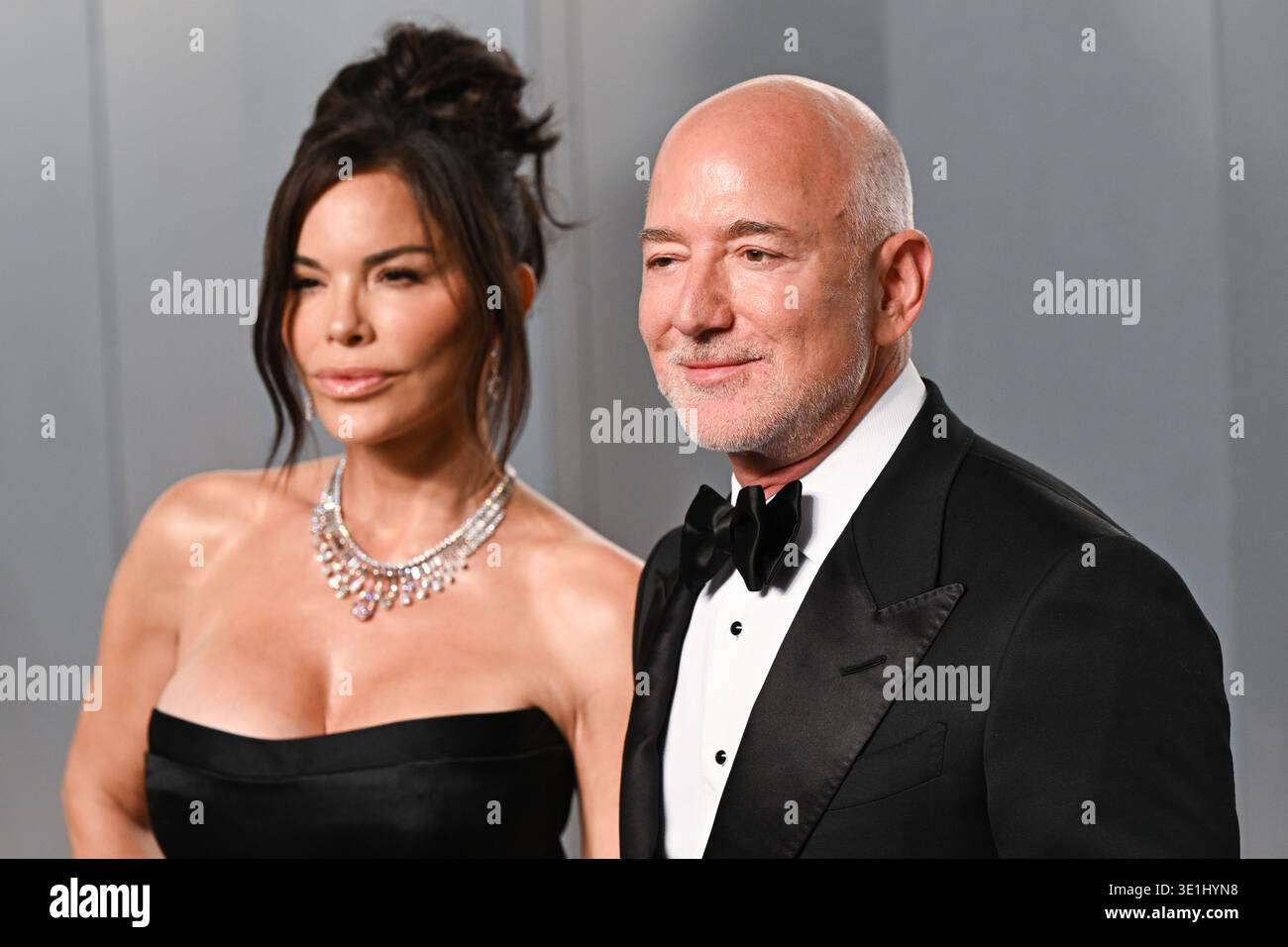 Los Angeles, USA. März 2026. Laura Sanchez und Jeff Bezos kommen bei der Vanity Fair Oscar Party, den David Geffen Galeries, LACMA. Quelle: Doug Peters/EMPICS/Alamy Live News Stockfoto