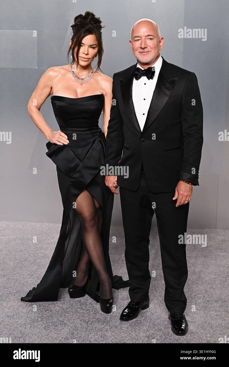 Los Angeles, USA. März 2026. Laura Sanchez und Jeff Bezos kommen bei der Vanity Fair Oscar Party, den David Geffen Galeries, LACMA. Quelle: Doug Peters/EMPICS/Alamy Live News Stockfoto