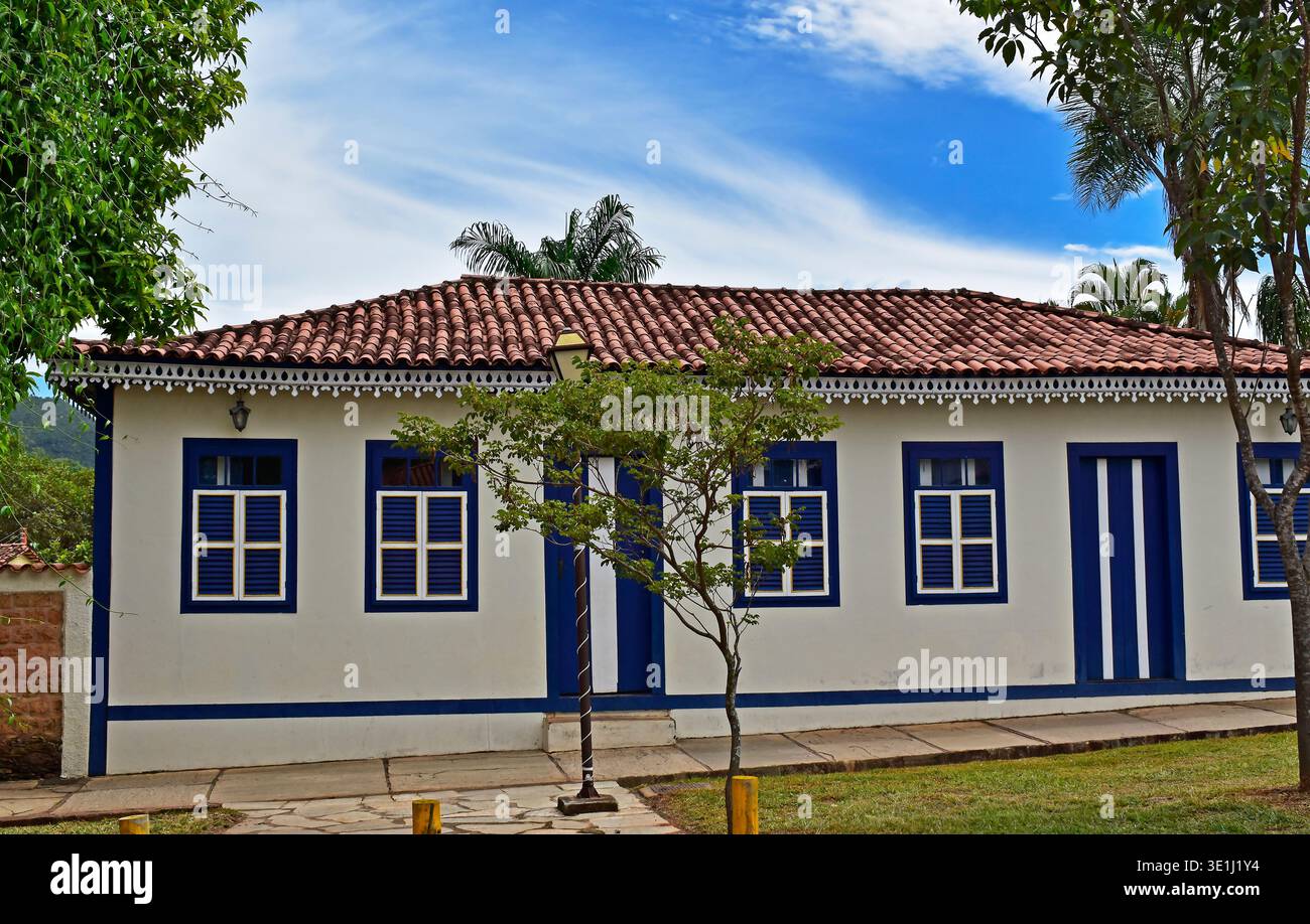 PIRENÓPOLIS, Goiás, BRASILIEN - 15. Januar 2026: Fassade eines alten traditionellen Kolonialhauses Stockfoto