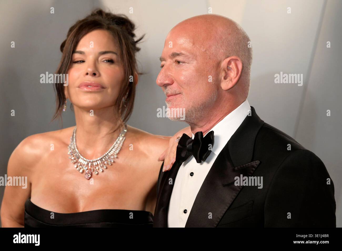 Jeff Bezos mit Frau Lauren Sanchez Bezos auf der Vanity Fair Oscar Party 2026 anlässlich der 98. Academy Awards in der David Geffen Gallery der LACMA. Los Angeles, 15.03.2026 Stockfoto