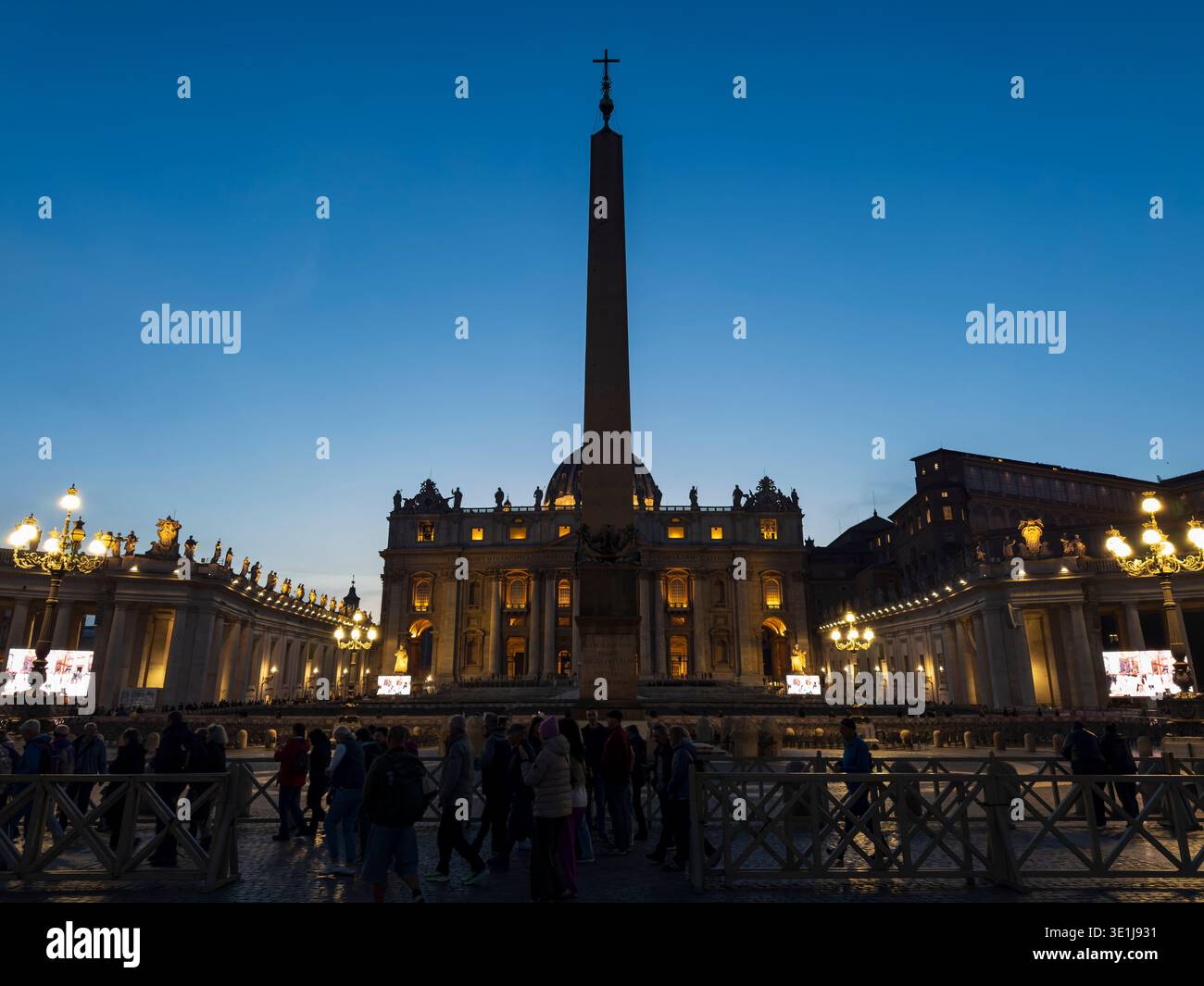 Dämmerung am Petersplatz. Rom, Italien. - Smartphone-aufgenommenes Stockfoto
