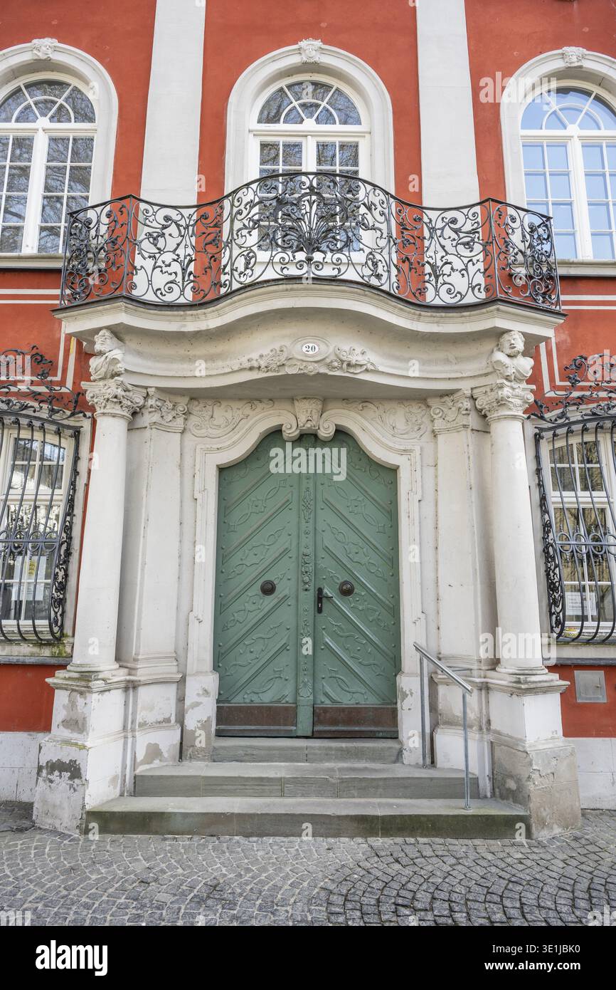 Barocke Eingangstür mit aufwändiger Balkondekoration und roter Fassade in der historischen Altstadt von Konstanz, traditionelles Handwerk, Bezirk von Stockfoto