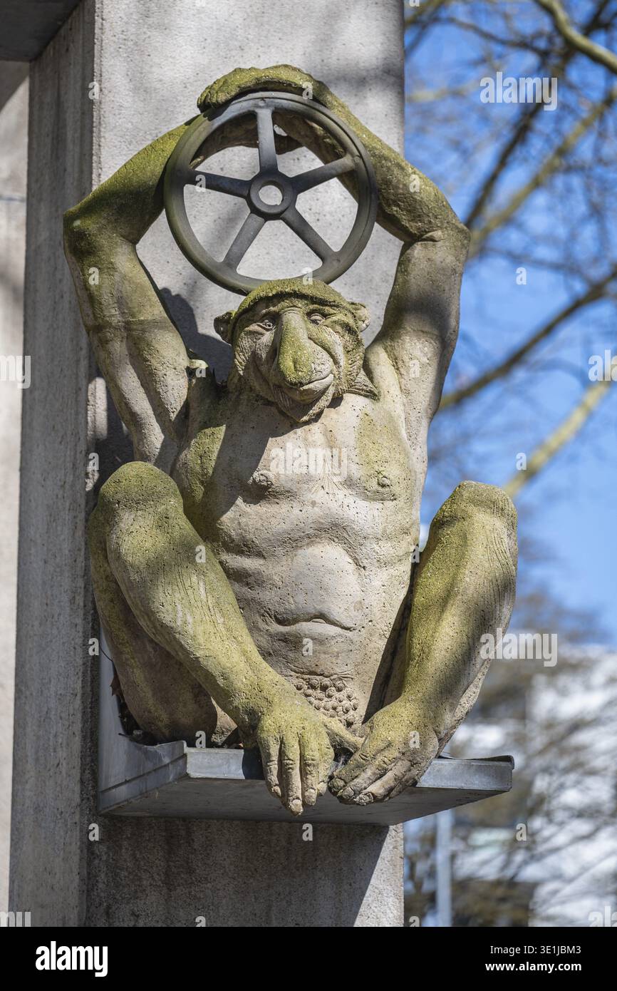 Die Skulptur des Bildhauers Peter Lenk am Arc de Triomphe am unteren Arbor zeigt eine affenähnliche Person, die ein Lenkrad über dem Kopf hält Stockfoto