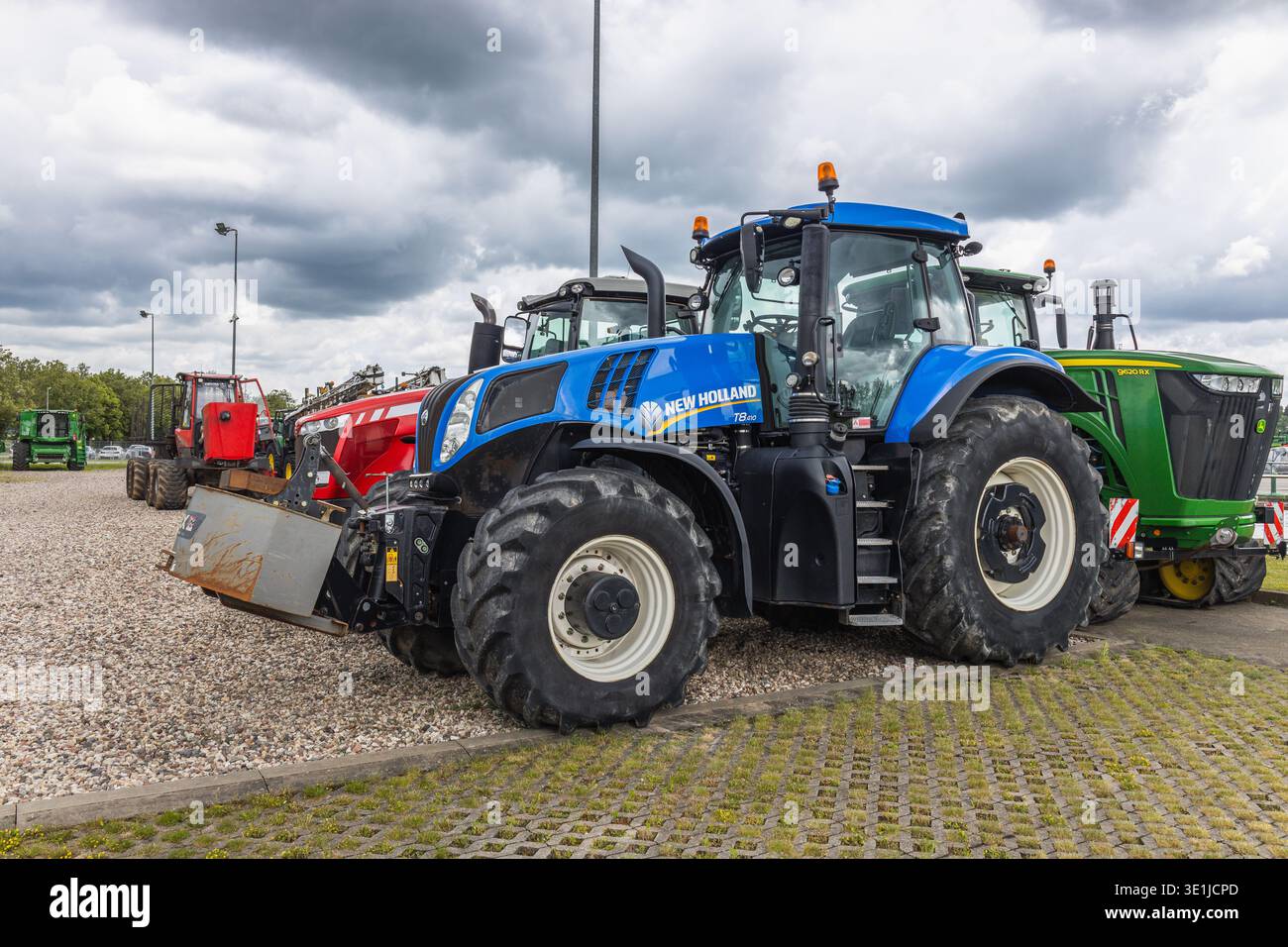 New Holland-Traktor mit landwirtschaftlichen Geräten. Kaunas, Litauen, 19. Juni 2025 Stockfoto