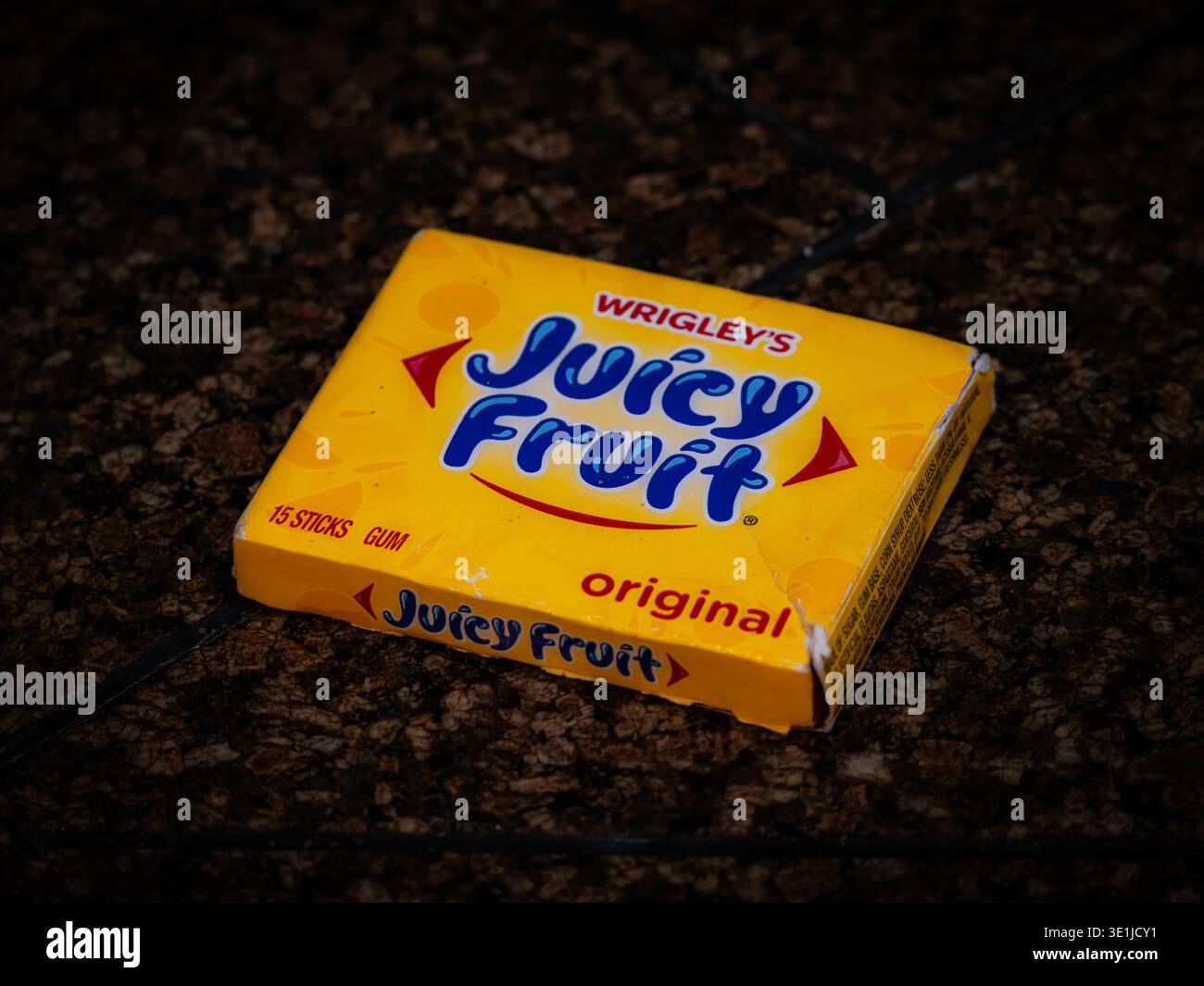 Wrigley's Juicy Fruit Original Kaugummipackung auf dunkler strukturierter Oberfläche Stockfoto