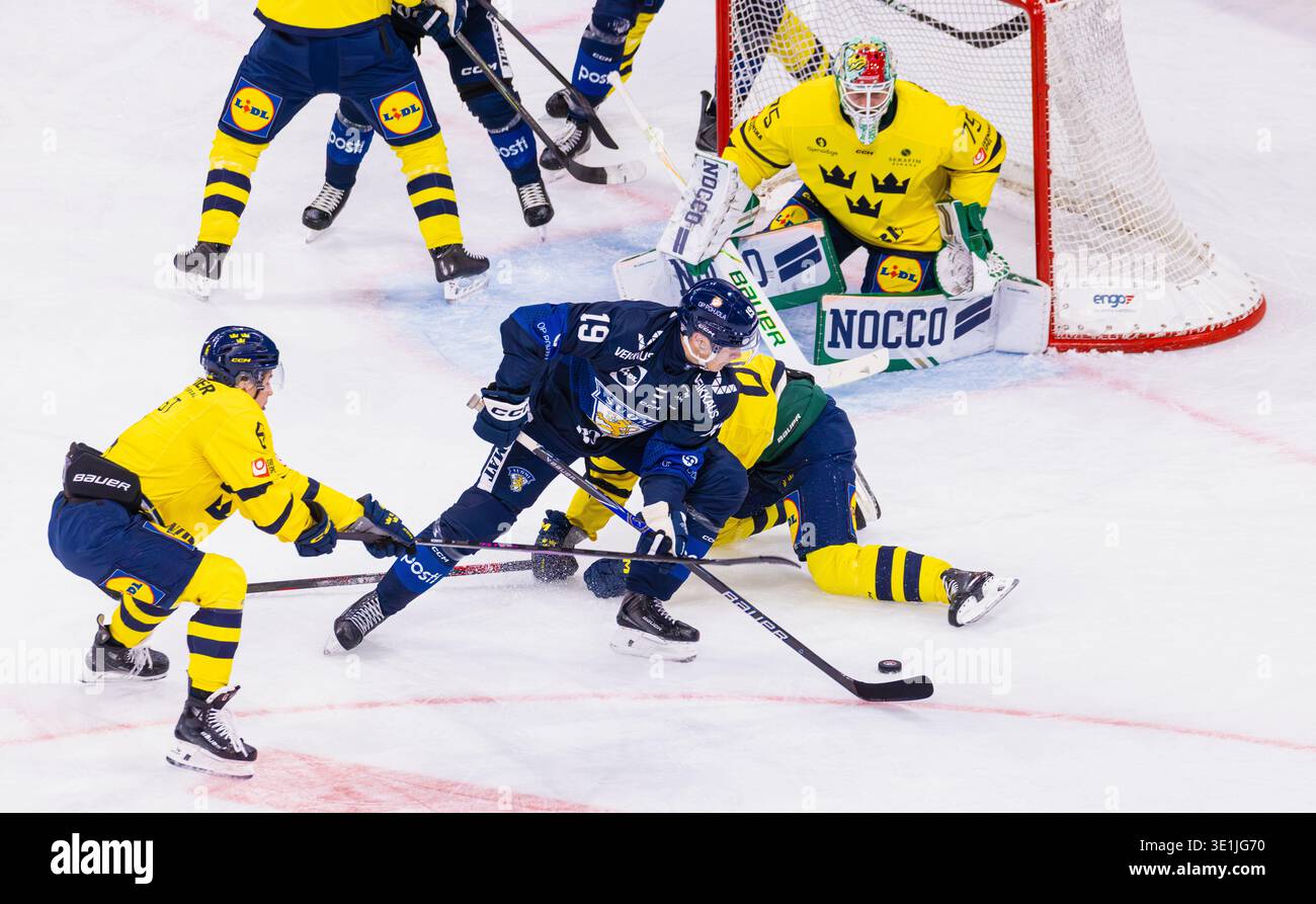 Zürich, Schweiz, 13. Dezember 2025: #19 Henrik Borgrstrom (Finnland) versucht einen Rückhandschuss auf Torhüter #75 Arvid Holm (Schweden). #6 Isac Hedqvist (S Stockfoto