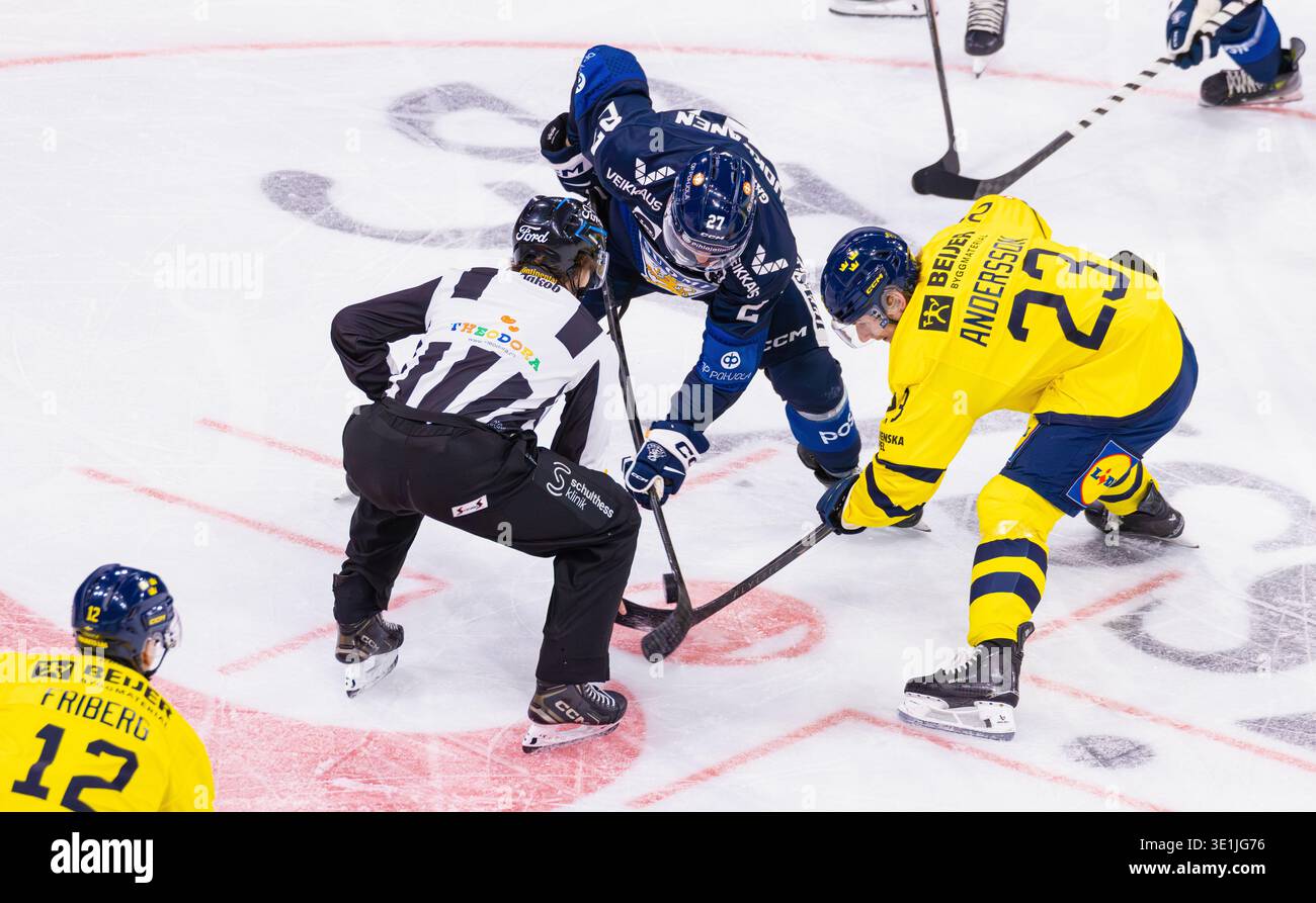 Zürich, 13. Dez 2025: Linesman Eric Cattaneo wirft den Puck für das Spiel zwischen #27 Janne Kuokkanen (Finnland) und #23 Lias anders Stockfoto