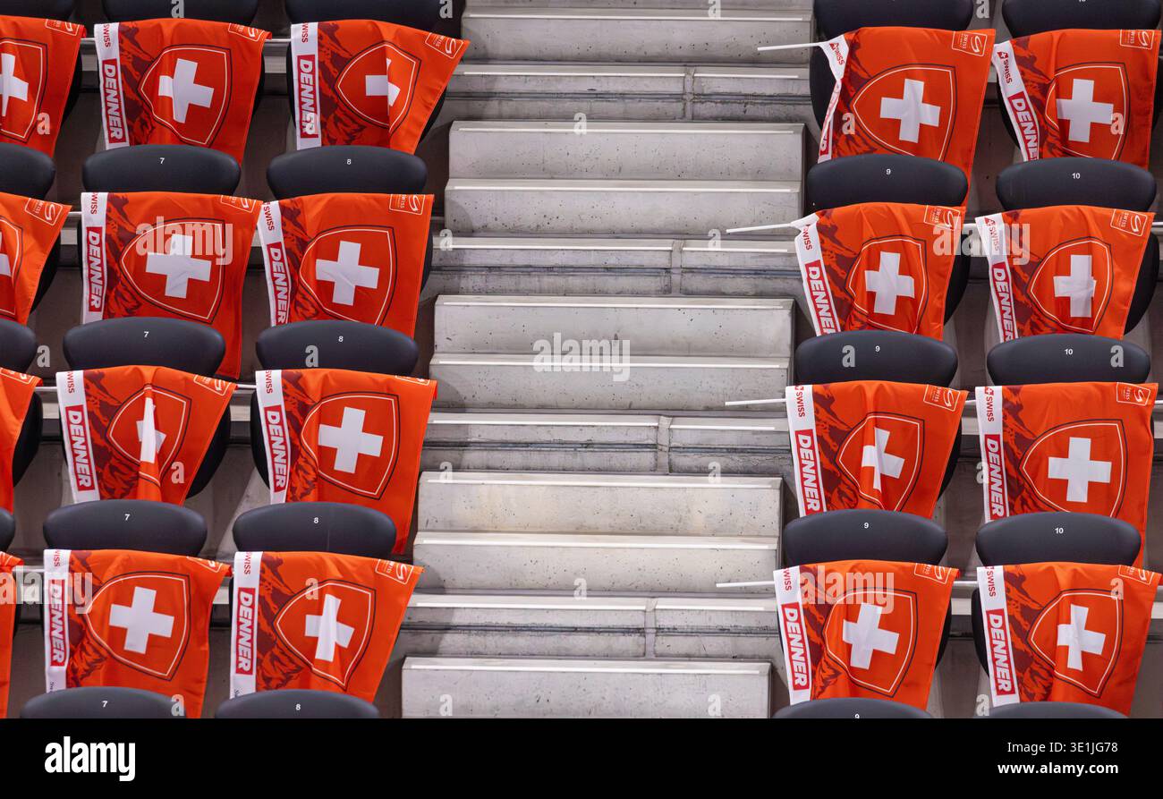 Zürich, Schweiz, 13. Dezember 2025: Schweizer Fahnen mit Werbung für den Discounter Denner sind bereits in der Swiss Life Arena für das Gam vorhanden Stockfoto